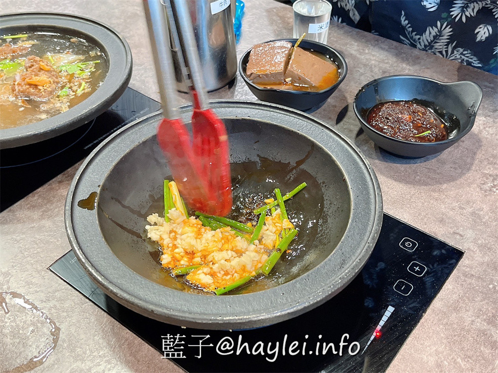 人氣名店狂一鍋 新台式火鍋霸主，最潮狂火鍋排隊名店來竹北自強南路插旗了!狂一鍋竹北自強店內用最新活動「愛的告白，打卡加菜」， 內用錄下“爆炒鍋”的影片並公開分享，就能得到一份軟嫩雞或活力梅花豬!台式爆炒湯底怎麼吃都吃不膩，肉香濃郁的功夫排骨酥鍋跟鮮香麻辣的火焰香辣鍋必點，還有新鮮美味的自助吧吃到飽，吃起來超幸福!新竹美食推薦/新竹火鍋推薦/台式火鍋/道地台灣味/台灣火鍋迷必吃火鍋品牌/藍子愛美食 中式料理 國內旅遊 攝影 民生資訊分享 飲食集錦 