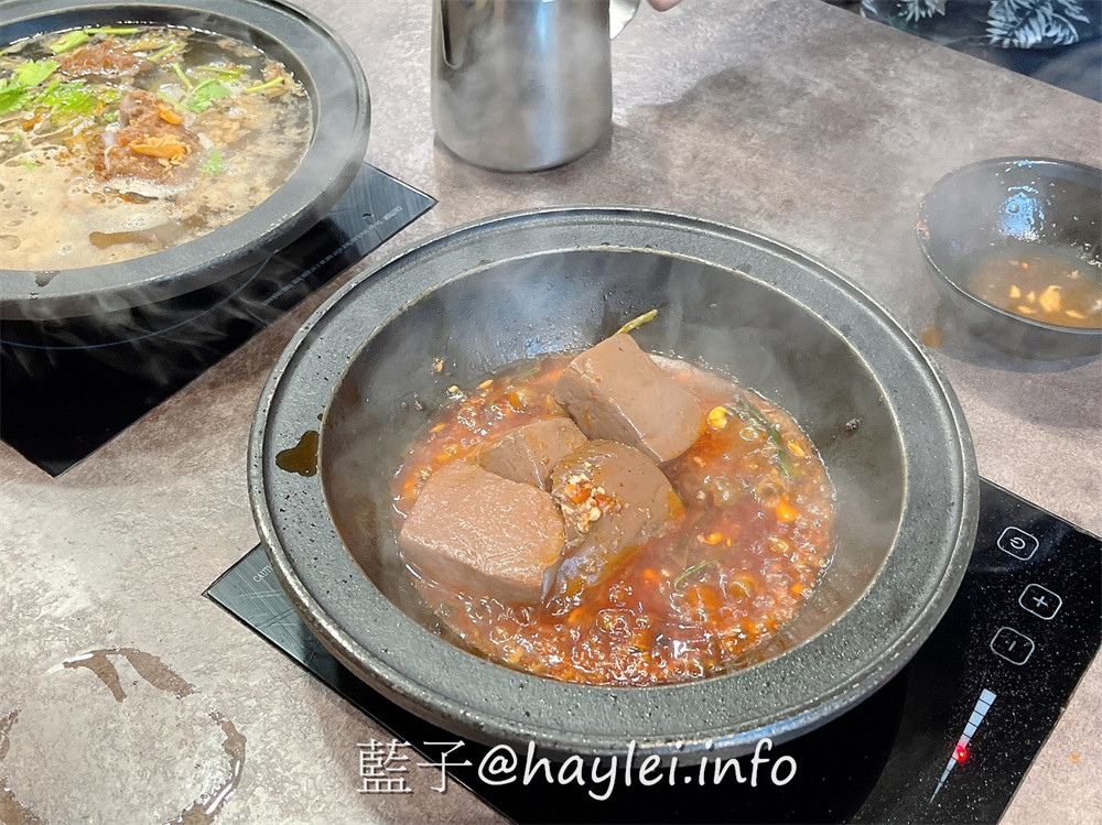 人氣名店狂一鍋 新台式火鍋霸主，最潮狂火鍋排隊名店來竹北自強南路插旗了!狂一鍋竹北自強店內用最新活動「愛的告白，打卡加菜」， 內用錄下“爆炒鍋”的影片並公開分享，就能得到一份軟嫩雞或活力梅花豬!台式爆炒湯底怎麼吃都吃不膩，肉香濃郁的功夫排骨酥鍋跟鮮香麻辣的火焰香辣鍋必點，還有新鮮美味的自助吧吃到飽，吃起來超幸福!新竹美食推薦/新竹火鍋推薦/台式火鍋/道地台灣味/台灣火鍋迷必吃火鍋品牌/藍子愛美食 中式料理 國內旅遊 攝影 民生資訊分享 飲食集錦 