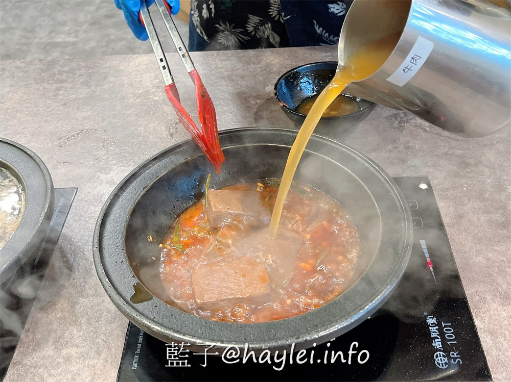 人氣名店狂一鍋 新台式火鍋霸主,最潮狂火鍋排隊名店來竹北自強南路插旗了!狂一鍋竹北自強店內用最新活動「愛的告白,打卡加菜」, 內用錄下“爆炒鍋”的影片並公開分享,就能得到一份軟嫩雞或活力梅花豬!台式爆炒湯底怎麼吃都吃不膩,肉香濃郁的功夫排骨酥鍋跟鮮香麻辣的火焰香辣鍋必點,還有新鮮美味的自助吧吃到飽,吃起來超幸福!新竹美食推薦/新竹火鍋推薦/台式火鍋/道地台灣味/台灣火鍋迷必吃火鍋品牌/藍子愛美食 中式料理 國內旅遊 攝影 民生資訊分享 飲食集錦