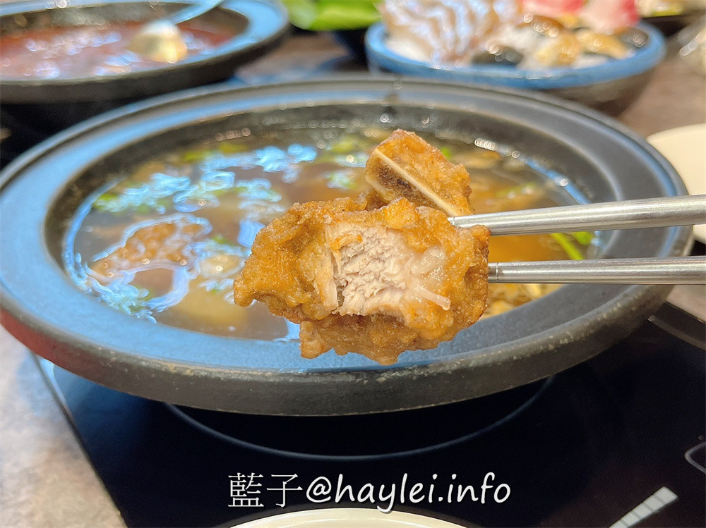 人氣名店狂一鍋 新台式火鍋霸主,最潮狂火鍋排隊名店來竹北自強南路插旗了!狂一鍋竹北自強店內用最新活動「愛的告白,打卡加菜」, 內用錄下“爆炒鍋”的影片並公開分享,就能得到一份軟嫩雞或活力梅花豬!台式爆炒湯底怎麼吃都吃不膩,肉香濃郁的功夫排骨酥鍋跟鮮香麻辣的火焰香辣鍋必點,還有新鮮美味的自助吧吃到飽,吃起來超幸福!新竹美食推薦/新竹火鍋推薦/台式火鍋/道地台灣味/台灣火鍋迷必吃火鍋品牌/藍子愛美食 中式料理 國內旅遊 攝影 民生資訊分享 飲食集錦