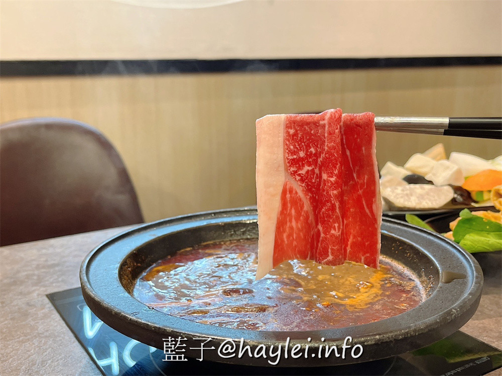 人氣名店狂一鍋 新台式火鍋霸主，最潮狂火鍋排隊名店來竹北自強南路插旗了!狂一鍋竹北自強店內用最新活動「愛的告白，打卡加菜」， 內用錄下“爆炒鍋”的影片並公開分享，就能得到一份軟嫩雞或活力梅花豬!台式爆炒湯底怎麼吃都吃不膩，肉香濃郁的功夫排骨酥鍋跟鮮香麻辣的火焰香辣鍋必點，還有新鮮美味的自助吧吃到飽，吃起來超幸福!新竹美食推薦/新竹火鍋推薦/台式火鍋/道地台灣味/台灣火鍋迷必吃火鍋品牌/藍子愛美食 中式料理 國內旅遊 攝影 民生資訊分享 飲食集錦 