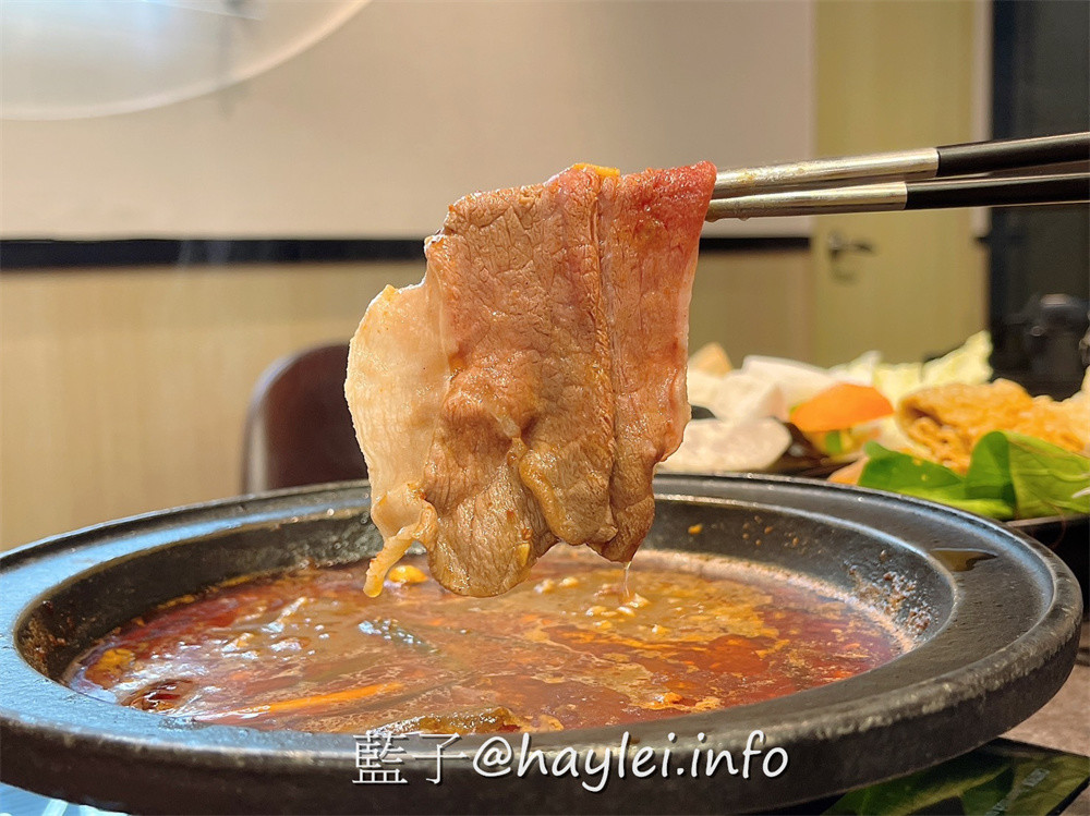 人氣名店狂一鍋 新台式火鍋霸主,最潮狂火鍋排隊名店來竹北自強南路插旗了!狂一鍋竹北自強店內用最新活動「愛的告白,打卡加菜」, 內用錄下“爆炒鍋”的影片並公開分享,就能得到一份軟嫩雞或活力梅花豬!台式爆炒湯底怎麼吃都吃不膩,肉香濃郁的功夫排骨酥鍋跟鮮香麻辣的火焰香辣鍋必點,還有新鮮美味的自助吧吃到飽,吃起來超幸福!新竹美食推薦/新竹火鍋推薦/台式火鍋/道地台灣味/台灣火鍋迷必吃火鍋品牌/藍子愛美食 中式料理 國內旅遊 攝影 民生資訊分享 飲食集錦