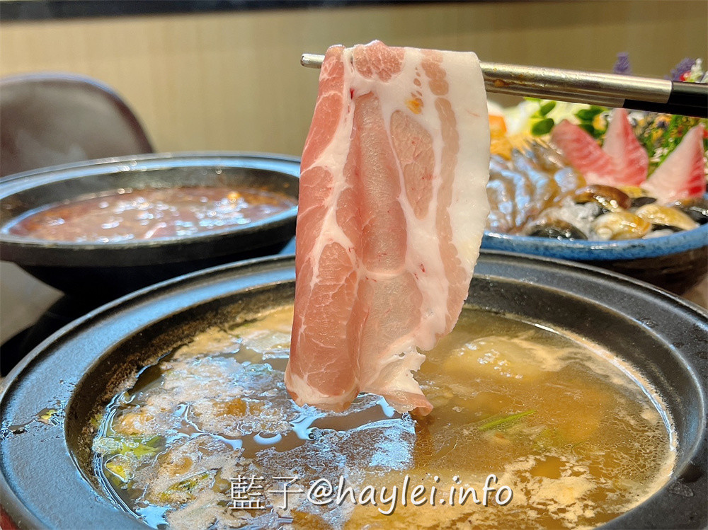 人氣名店狂一鍋 新台式火鍋霸主，最潮狂火鍋排隊名店來竹北自強南路插旗了!狂一鍋竹北自強店內用最新活動「愛的告白，打卡加菜」， 內用錄下“爆炒鍋”的影片並公開分享，就能得到一份軟嫩雞或活力梅花豬!台式爆炒湯底怎麼吃都吃不膩，肉香濃郁的功夫排骨酥鍋跟鮮香麻辣的火焰香辣鍋必點，還有新鮮美味的自助吧吃到飽，吃起來超幸福!新竹美食推薦/新竹火鍋推薦/台式火鍋/道地台灣味/台灣火鍋迷必吃火鍋品牌/藍子愛美食 中式料理 國內旅遊 攝影 民生資訊分享 飲食集錦 