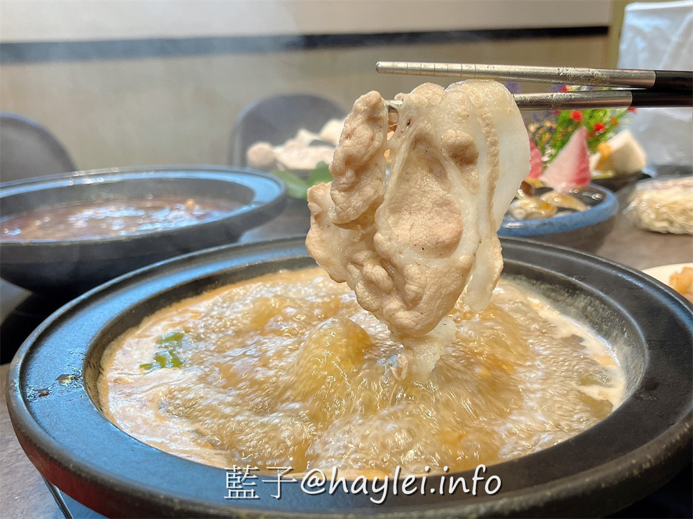 人氣名店狂一鍋 新台式火鍋霸主,最潮狂火鍋排隊名店來竹北自強南路插旗了!狂一鍋竹北自強店內用最新活動「愛的告白,打卡加菜」, 內用錄下“爆炒鍋”的影片並公開分享,就能得到一份軟嫩雞或活力梅花豬!台式爆炒湯底怎麼吃都吃不膩,肉香濃郁的功夫排骨酥鍋跟鮮香麻辣的火焰香辣鍋必點,還有新鮮美味的自助吧吃到飽,吃起來超幸福!新竹美食推薦/新竹火鍋推薦/台式火鍋/道地台灣味/台灣火鍋迷必吃火鍋品牌/藍子愛美食 中式料理 國內旅遊 攝影 民生資訊分享 飲食集錦