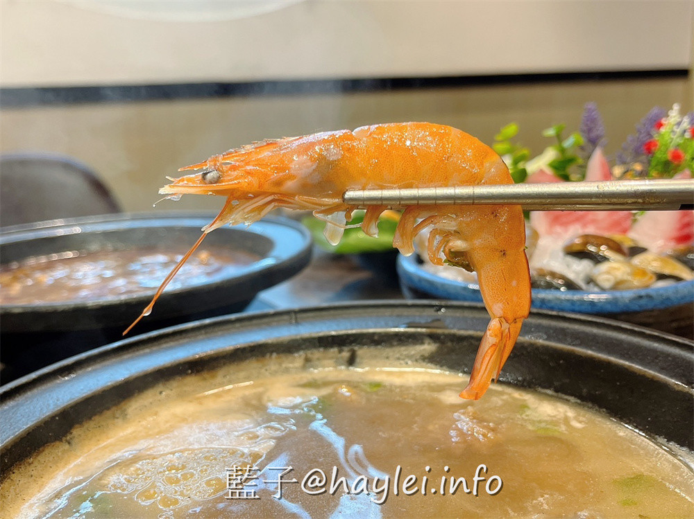人氣名店狂一鍋 新台式火鍋霸主,最潮狂火鍋排隊名店來竹北自強南路插旗了!狂一鍋竹北自強店內用最新活動「愛的告白,打卡加菜」, 內用錄下“爆炒鍋”的影片並公開分享,就能得到一份軟嫩雞或活力梅花豬!台式爆炒湯底怎麼吃都吃不膩,肉香濃郁的功夫排骨酥鍋跟鮮香麻辣的火焰香辣鍋必點,還有新鮮美味的自助吧吃到飽,吃起來超幸福!新竹美食推薦/新竹火鍋推薦/台式火鍋/道地台灣味/台灣火鍋迷必吃火鍋品牌/藍子愛美食 中式料理 國內旅遊 攝影 民生資訊分享 飲食集錦