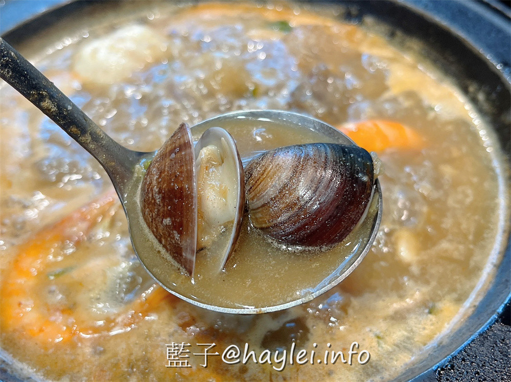 人氣名店狂一鍋 新台式火鍋霸主,最潮狂火鍋排隊名店來竹北自強南路插旗了!狂一鍋竹北自強店內用最新活動「愛的告白,打卡加菜」, 內用錄下“爆炒鍋”的影片並公開分享,就能得到一份軟嫩雞或活力梅花豬!台式爆炒湯底怎麼吃都吃不膩,肉香濃郁的功夫排骨酥鍋跟鮮香麻辣的火焰香辣鍋必點,還有新鮮美味的自助吧吃到飽,吃起來超幸福!新竹美食推薦/新竹火鍋推薦/台式火鍋/道地台灣味/台灣火鍋迷必吃火鍋品牌/藍子愛美食 中式料理 國內旅遊 攝影 民生資訊分享 飲食集錦