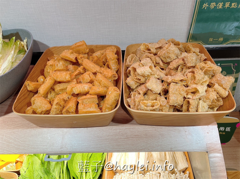 人氣名店狂一鍋 新台式火鍋霸主，最潮狂火鍋排隊名店來竹北自強南路插旗了!狂一鍋竹北自強店內用最新活動「愛的告白，打卡加菜」， 內用錄下“爆炒鍋”的影片並公開分享，就能得到一份軟嫩雞或活力梅花豬!台式爆炒湯底怎麼吃都吃不膩，肉香濃郁的功夫排骨酥鍋跟鮮香麻辣的火焰香辣鍋必點，還有新鮮美味的自助吧吃到飽，吃起來超幸福!新竹美食推薦/新竹火鍋推薦/台式火鍋/道地台灣味/台灣火鍋迷必吃火鍋品牌/藍子愛美食 中式料理 國內旅遊 攝影 民生資訊分享 飲食集錦 