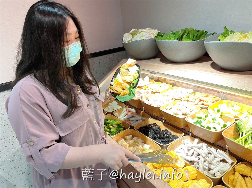 人氣名店狂一鍋 新台式火鍋霸主，最潮狂火鍋排隊名店來竹北自強南路插旗了!狂一鍋竹北自強店內用最新活動「愛的告白，打卡加菜」， 內用錄下“爆炒鍋”的影片並公開分享，就能得到一份軟嫩雞或活力梅花豬!台式爆炒湯底怎麼吃都吃不膩，肉香濃郁的功夫排骨酥鍋跟鮮香麻辣的火焰香辣鍋必點，還有新鮮美味的自助吧吃到飽，吃起來超幸福!新竹美食推薦/新竹火鍋推薦/台式火鍋/道地台灣味/台灣火鍋迷必吃火鍋品牌/藍子愛美食 中式料理 國內旅遊 攝影 民生資訊分享 飲食集錦 