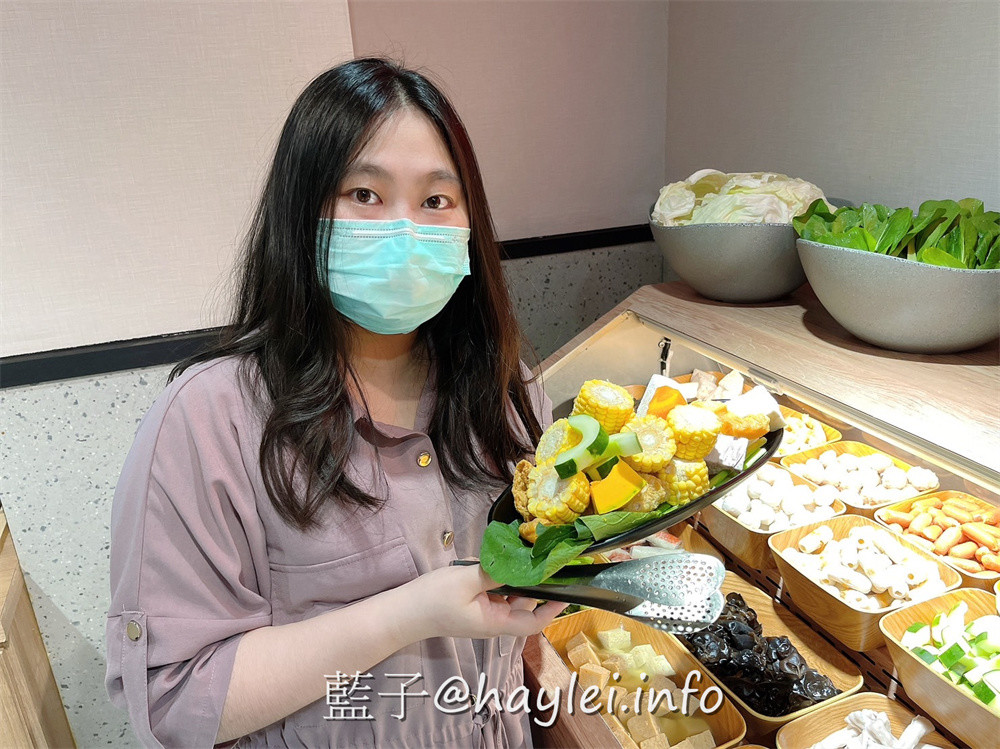 人氣名店狂一鍋 新台式火鍋霸主,最潮狂火鍋排隊名店來竹北自強南路插旗了!狂一鍋竹北自強店內用最新活動「愛的告白,打卡加菜」, 內用錄下“爆炒鍋”的影片並公開分享,就能得到一份軟嫩雞或活力梅花豬!台式爆炒湯底怎麼吃都吃不膩,肉香濃郁的功夫排骨酥鍋跟鮮香麻辣的火焰香辣鍋必點,還有新鮮美味的自助吧吃到飽,吃起來超幸福!新竹美食推薦/新竹火鍋推薦/台式火鍋/道地台灣味/台灣火鍋迷必吃火鍋品牌/藍子愛美食 中式料理 國內旅遊 攝影 民生資訊分享 飲食集錦
