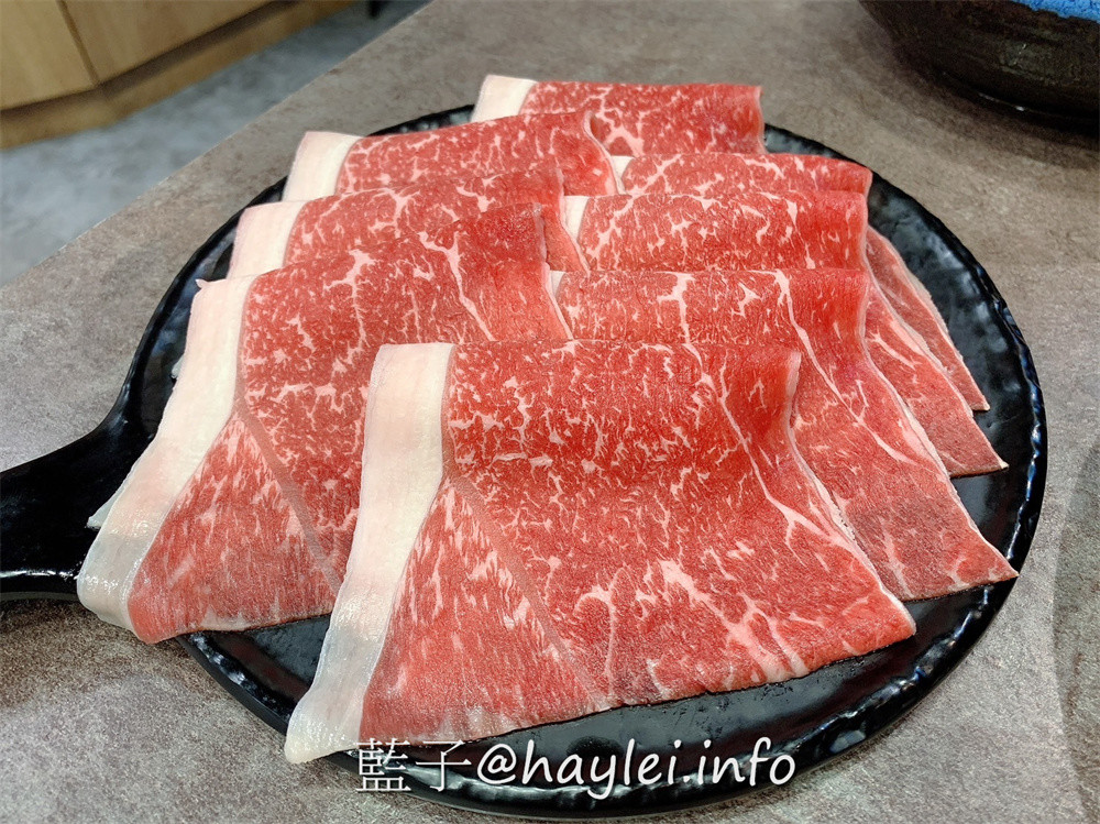 人氣名店狂一鍋 新台式火鍋霸主，最潮狂火鍋排隊名店來竹北自強南路插旗了!狂一鍋竹北自強店內用最新活動「愛的告白，打卡加菜」， 內用錄下“爆炒鍋”的影片並公開分享，就能得到一份軟嫩雞或活力梅花豬!台式爆炒湯底怎麼吃都吃不膩，肉香濃郁的功夫排骨酥鍋跟鮮香麻辣的火焰香辣鍋必點，還有新鮮美味的自助吧吃到飽，吃起來超幸福!新竹美食推薦/新竹火鍋推薦/台式火鍋/道地台灣味/台灣火鍋迷必吃火鍋品牌/藍子愛美食 中式料理 國內旅遊 攝影 民生資訊分享 飲食集錦 