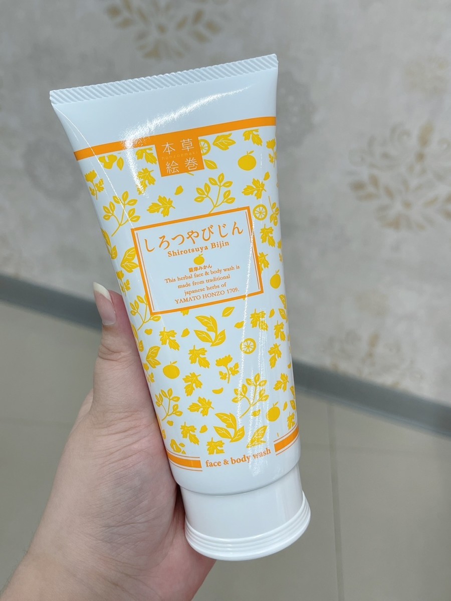日系洗面乳推薦/LC品愛本草繪卷淨膚火山泥洗面乳薩摩蜜柑-添加了火山泥白砂微粒子、薩摩蜜柑果皮精華跟山茶籽油等成份，可以很好地潔淨肌膚，使用後的肌膚感受舒適不緊繃，還能聞到淡淡的柑橘氣息，可以讓每天的沐浴過程變成一場享受~lovecosmetictw/肌膚保養/日常保養/清潔肌膚/日本潔顏推薦/沐浴用品/藍子愛保養 保養品分享 健康養身 彩妝品 彩妝品分享 攝影 民生資訊分享 