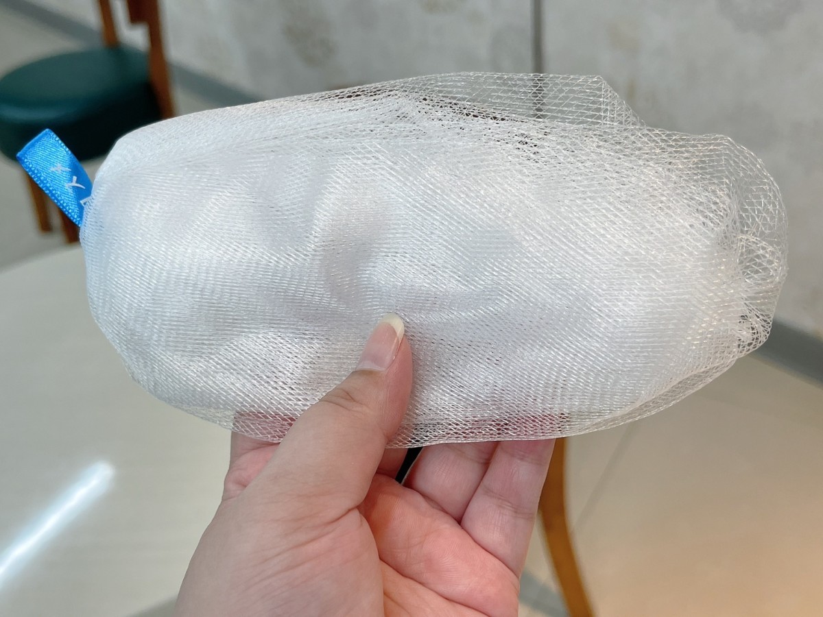 日系洗面乳推薦/LC品愛本草繪卷淨膚火山泥洗面乳薩摩蜜柑-添加了火山泥白砂微粒子、薩摩蜜柑果皮精華跟山茶籽油等成份,可以很好地潔淨肌膚,使用後的肌膚感受舒適不緊繃,還能聞到淡淡的柑橘氣息,可以讓每天的沐浴過程變成一場享受~lovecosmetictw/肌膚保養/日常保養/清潔肌膚/日本潔顏推薦/沐浴用品/藍子愛保養 保養品分享 健康養身 彩妝品 彩妝品分享 攝影 民生資訊分享