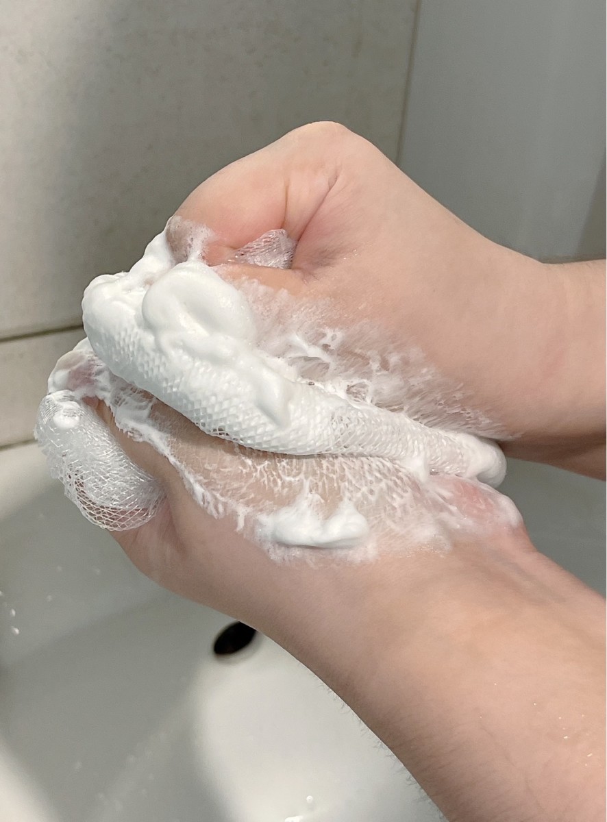 日系洗面乳推薦/LC品愛本草繪卷淨膚火山泥洗面乳薩摩蜜柑-添加了火山泥白砂微粒子、薩摩蜜柑果皮精華跟山茶籽油等成份，可以很好地潔淨肌膚，使用後的肌膚感受舒適不緊繃，還能聞到淡淡的柑橘氣息，可以讓每天的沐浴過程變成一場享受~lovecosmetictw/肌膚保養/日常保養/清潔肌膚/日本潔顏推薦/沐浴用品/藍子愛保養 保養品分享 健康養身 彩妝品 彩妝品分享 攝影 民生資訊分享 