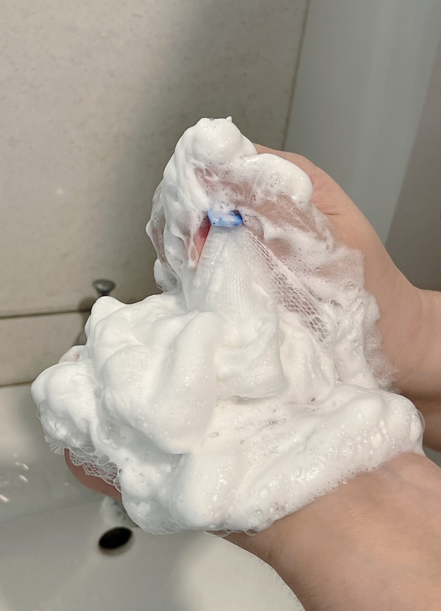 日系洗面乳推薦/LC品愛本草繪卷淨膚火山泥洗面乳薩摩蜜柑-添加了火山泥白砂微粒子、薩摩蜜柑果皮精華跟山茶籽油等成份，可以很好地潔淨肌膚，使用後的肌膚感受舒適不緊繃，還能聞到淡淡的柑橘氣息，可以讓每天的沐浴過程變成一場享受~lovecosmetictw/肌膚保養/日常保養/清潔肌膚/日本潔顏推薦/沐浴用品/藍子愛保養 保養品分享 健康養身 彩妝品 彩妝品分享 攝影 民生資訊分享 