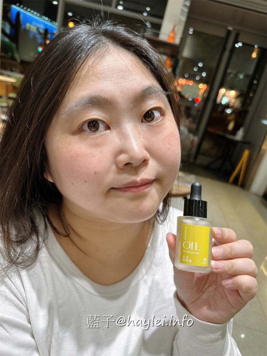 極萃精華 Essentia/全植萃精華油保養分享-乳香緊緻油與極萃持潤精華液兩相搭配完美實現鎖潤修護、抗皺緊實等保養需求,適合偏乾膚質或是熟齡肌膚於秋冬護理肌膚使用,幫助強化油水平衡使肌膚維持柔軟彈嫩的健康狀態!美容保養/日常護膚/肌膚保養/秋冬保養/冬季肌膚護理產品推薦/冬天護膚/藍子愛保養 保養品分享 健康養身 彩妝品 彩妝品分享 攝影 民生資訊分享