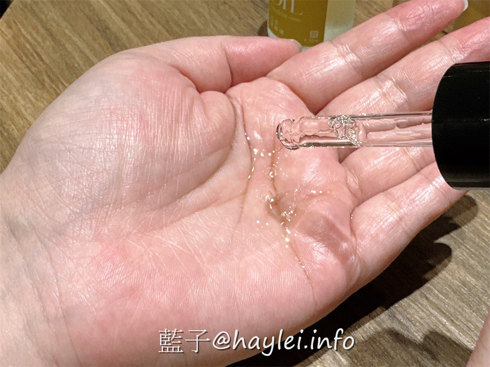 極萃精華 Essentia/全植萃精華油保養分享-乳香緊緻油與極萃持潤精華液兩相搭配完美實現鎖潤修護、抗皺緊實等保養需求,適合偏乾膚質或是熟齡肌膚於秋冬護理肌膚使用,幫助強化油水平衡使肌膚維持柔軟彈嫩的健康狀態!美容保養/日常護膚/肌膚保養/秋冬保養/冬季肌膚護理產品推薦/冬天護膚/藍子愛保養 保養品分享 健康養身 彩妝品 彩妝品分享 攝影 民生資訊分享
