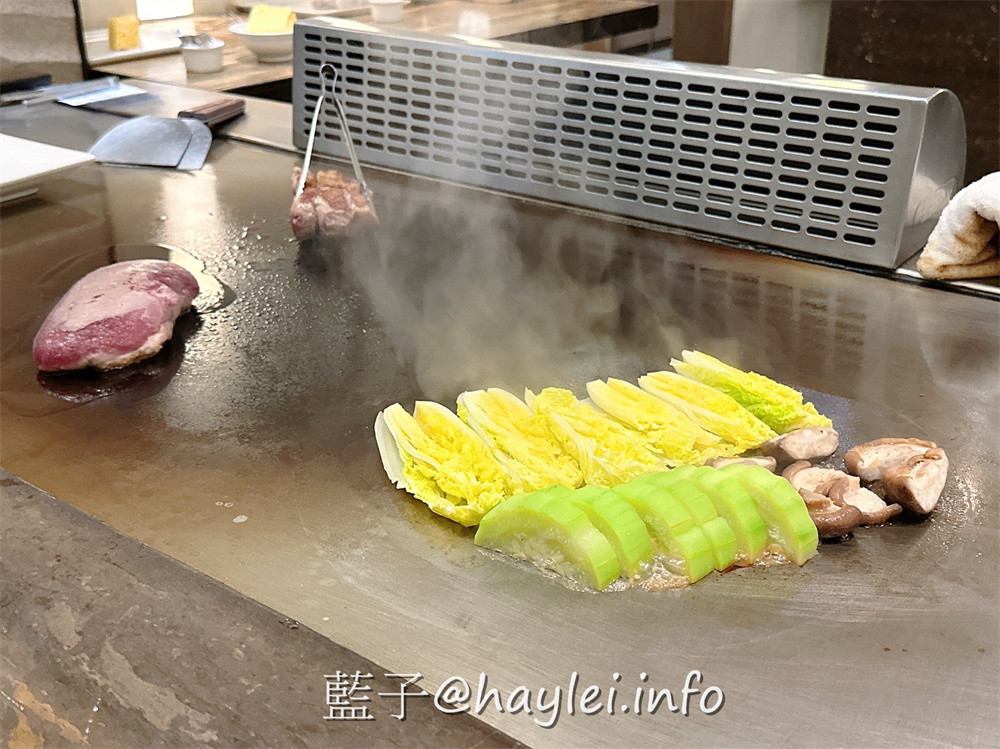 南京復興美食/台北質感約會鐵板燒餐廳/明水然 松山慶城店-高CP值的「活波士頓龍蝦海陸套餐」只要$1890元真是台北必吃!欣賞師傅現場烹調新鮮美味的波士頓龍蝦、南非活鮑魚、北海道生食級干貝、草蝦等高檔海鮮，再加上細緻體貼的服務，榮登台北10大知名私廚鐵板燒絕對是實至名歸~台北美食/台北約會餐廳推薦/台北鐵板燒推薦/藍子愛美食 國內旅遊 攝影 日式料理 民生資訊分享 