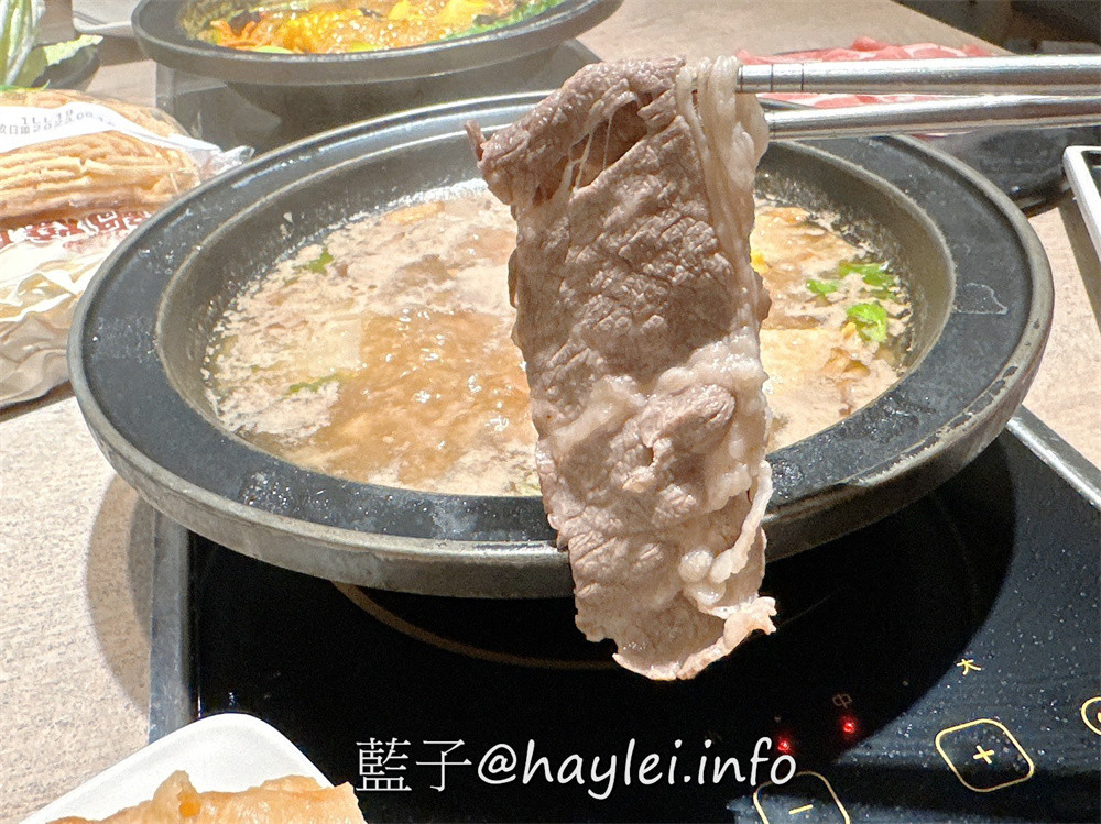 超人氣排隊名店,一吃就圈粉的台式爆炒火鍋狂一鍋新北市插旗!狂一鍋新莊八德店近丹鳳捷運站、後港新公園、四維市場,交通方便好停車,湯頭口味多達十幾種,滿足一家大小的口味,自助吧食材豐富,麵餅、蔬食、飲品、冰淇淋通通有,吃起來對味又飽足!台北美食/新北美食/台北火鍋推薦/新北火鍋推薦/藍子愛美食 中式料理 健康養身 國內旅遊 攝影 新北美食 民生資訊分享 飲食集錦