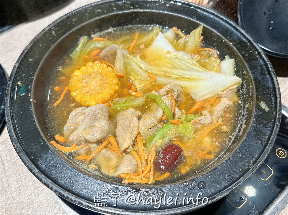 超人氣排隊名店,一吃就圈粉的台式爆炒火鍋狂一鍋新北市插旗!狂一鍋新莊八德店近丹鳳捷運站、後港新公園、四維市場,交通方便好停車,湯頭口味多達十幾種,滿足一家大小的口味,自助吧食材豐富,麵餅、蔬食、飲品、冰淇淋通通有,吃起來對味又飽足!台北美食/新北美食/台北火鍋推薦/新北火鍋推薦/藍子愛美食 中式料理 健康養身 國內旅遊 攝影 新北美食 民生資訊分享 飲食集錦