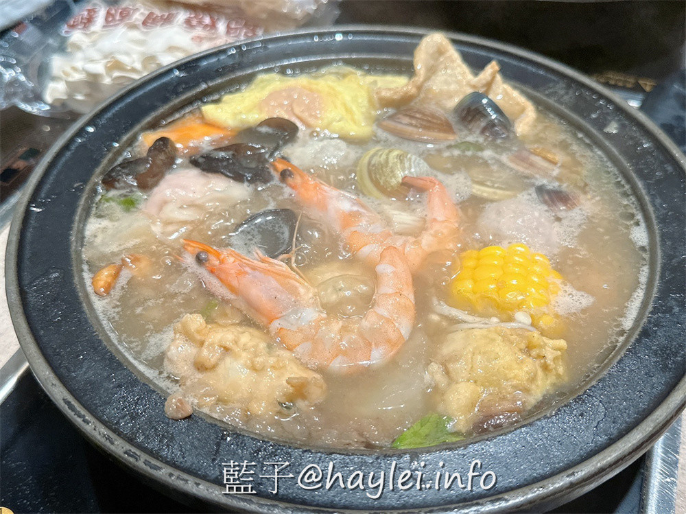超人氣排隊名店，一吃就圈粉的台式爆炒火鍋狂一鍋新北市插旗！狂一鍋新莊八德店近丹鳳捷運站、後港新公園、四維市場，交通方便好停車，湯頭口味多達十幾種，滿足一家大小的口味，自助吧食材豐富，麵餅、蔬食、飲品、冰淇淋通通有，吃起來對味又飽足！台北美食/新北美食/台北火鍋推薦/新北火鍋推薦/藍子愛美食 中式料理 健康養身 國內旅遊 攝影 新北美食 民生資訊分享 飲食集錦 