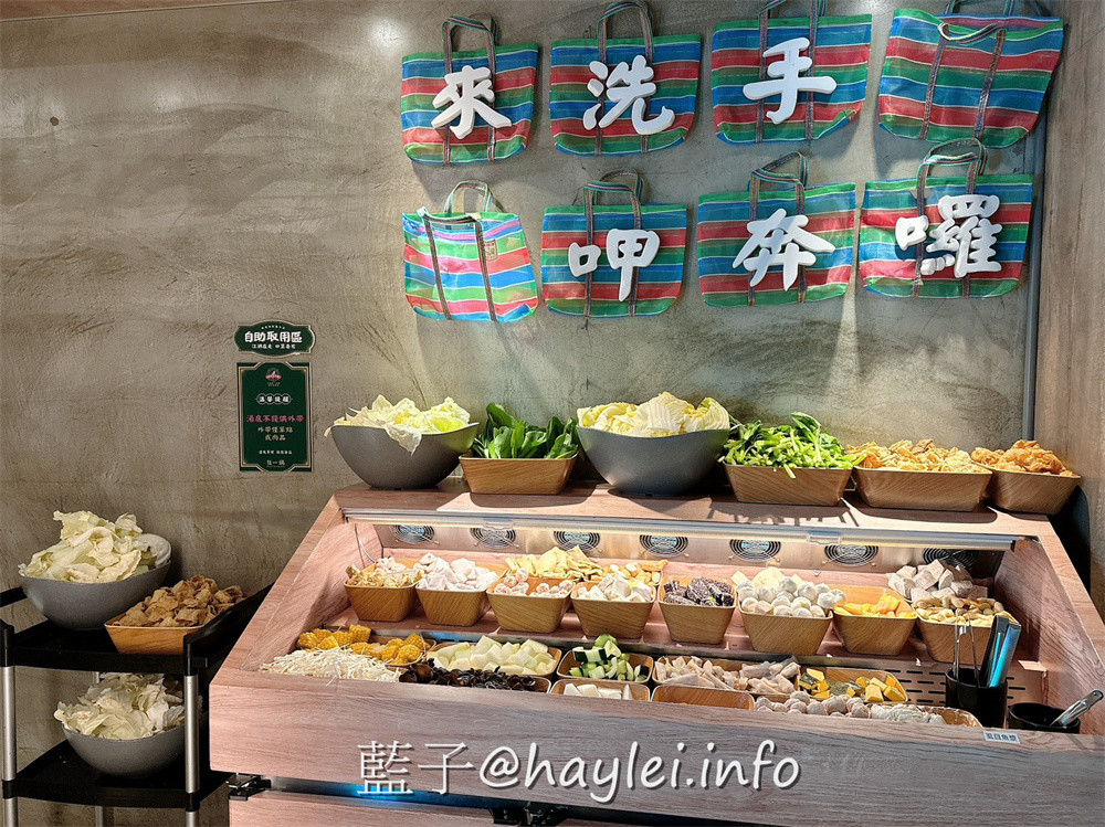超人氣排隊名店，一吃就圈粉的台式爆炒火鍋狂一鍋新北市插旗！狂一鍋新莊八德店近丹鳳捷運站、後港新公園、四維市場，交通方便好停車，湯頭口味多達十幾種，滿足一家大小的口味，自助吧食材豐富，麵餅、蔬食、飲品、冰淇淋通通有，吃起來對味又飽足！台北美食/新北美食/台北火鍋推薦/新北火鍋推薦/藍子愛美食 中式料理 健康養身 國內旅遊 攝影 新北美食 民生資訊分享 飲食集錦 