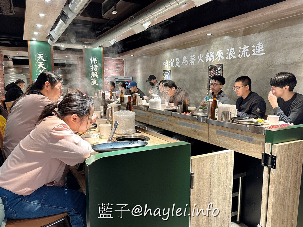 超人氣排隊名店，一吃就圈粉的台式爆炒火鍋狂一鍋新北市插旗！狂一鍋新莊八德店近丹鳳捷運站、後港新公園、四維市場，交通方便好停車，湯頭口味多達十幾種，滿足一家大小的口味，自助吧食材豐富，麵餅、蔬食、飲品、冰淇淋通通有，吃起來對味又飽足！台北美食/新北美食/台北火鍋推薦/新北火鍋推薦/藍子愛美食 中式料理 健康養身 國內旅遊 攝影 新北美食 民生資訊分享 飲食集錦 