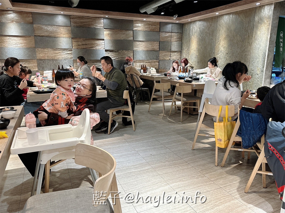 超人氣排隊名店,一吃就圈粉的台式爆炒火鍋狂一鍋新北市插旗!狂一鍋新莊八德店近丹鳳捷運站、後港新公園、四維市場,交通方便好停車,湯頭口味多達十幾種,滿足一家大小的口味,自助吧食材豐富,麵餅、蔬食、飲品、冰淇淋通通有,吃起來對味又飽足!台北美食/新北美食/台北火鍋推薦/新北火鍋推薦/藍子愛美食 中式料理 健康養身 國內旅遊 攝影 新北美食 民生資訊分享 飲食集錦
