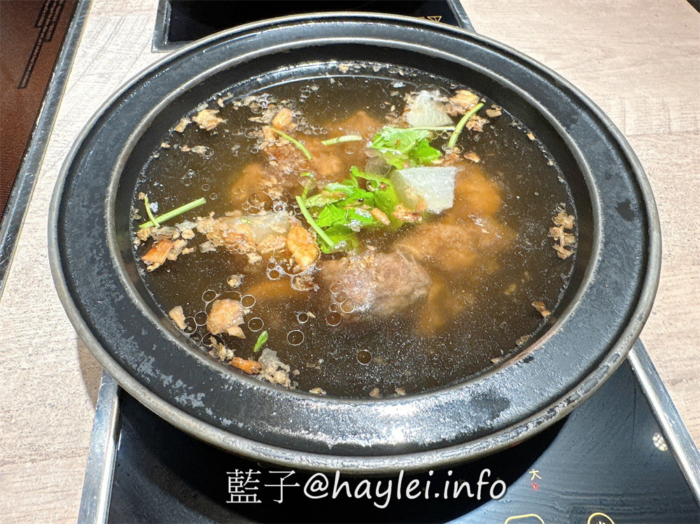 超人氣排隊名店,一吃就圈粉的台式爆炒火鍋狂一鍋新北市插旗!狂一鍋新莊八德店近丹鳳捷運站、後港新公園、四維市場,交通方便好停車,湯頭口味多達十幾種,滿足一家大小的口味,自助吧食材豐富,麵餅、蔬食、飲品、冰淇淋通通有,吃起來對味又飽足!台北美食/新北美食/台北火鍋推薦/新北火鍋推薦/藍子愛美食 中式料理 健康養身 國內旅遊 攝影 新北美食 民生資訊分享 飲食集錦