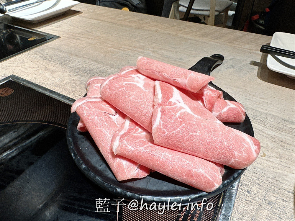 超人氣排隊名店，一吃就圈粉的台式爆炒火鍋狂一鍋新北市插旗！狂一鍋新莊八德店近丹鳳捷運站、後港新公園、四維市場，交通方便好停車，湯頭口味多達十幾種，滿足一家大小的口味，自助吧食材豐富，麵餅、蔬食、飲品、冰淇淋通通有，吃起來對味又飽足！台北美食/新北美食/台北火鍋推薦/新北火鍋推薦/藍子愛美食 中式料理 健康養身 國內旅遊 攝影 新北美食 民生資訊分享 飲食集錦 