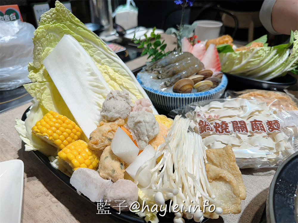 超人氣排隊名店,一吃就圈粉的台式爆炒火鍋狂一鍋新北市插旗!狂一鍋新莊八德店近丹鳳捷運站、後港新公園、四維市場,交通方便好停車,湯頭口味多達十幾種,滿足一家大小的口味,自助吧食材豐富,麵餅、蔬食、飲品、冰淇淋通通有,吃起來對味又飽足!台北美食/新北美食/台北火鍋推薦/新北火鍋推薦/藍子愛美食 中式料理 健康養身 國內旅遊 攝影 新北美食 民生資訊分享 飲食集錦
