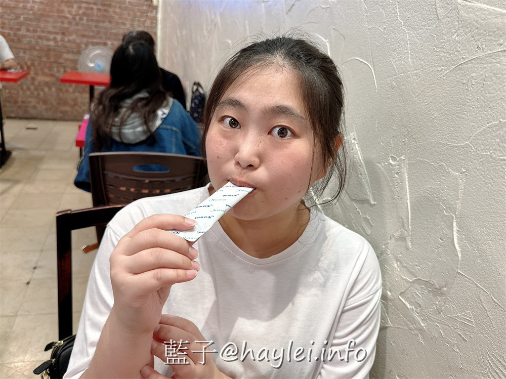 下班經濟學/下班纖美凍,由專業團隊研發可以解決日常健康困擾所需的營養補充食品,內含日本越後山積雪融冰純淨水釀造的86種酵素、十合一綜合乳酸菌、日本兵庫縣山茶花籽等優質原料,果凍口感吃起來Q軟彈嫩且有著蔓越莓的酸甜氣息,適合便秘或排便不規律的朋友們補充~幫助消化/使排便順暢/營養補給/酵素補給/補充好菌/益生菌補給/藍子愛保養 保養品分享 健康養身 攝影 民生資訊分享 飲食集錦