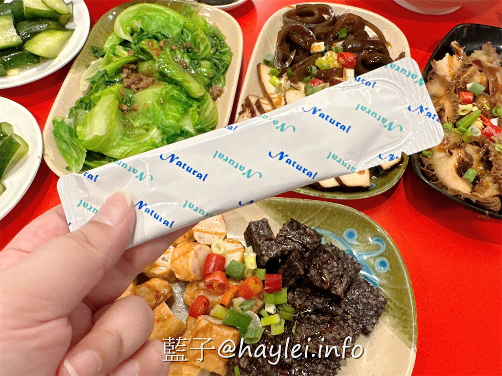 下班經濟學/下班纖美凍,由專業團隊研發可以解決日常健康困擾所需的營養補充食品,內含日本越後山積雪融冰純淨水釀造的86種酵素、十合一綜合乳酸菌、日本兵庫縣山茶花籽等優質原料,果凍口感吃起來Q軟彈嫩且有著蔓越莓的酸甜氣息,適合便秘或排便不規律的朋友們補充~幫助消化/使排便順暢/營養補給/酵素補給/補充好菌/益生菌補給/藍子愛保養 保養品分享 健康養身 攝影 民生資訊分享 飲食集錦