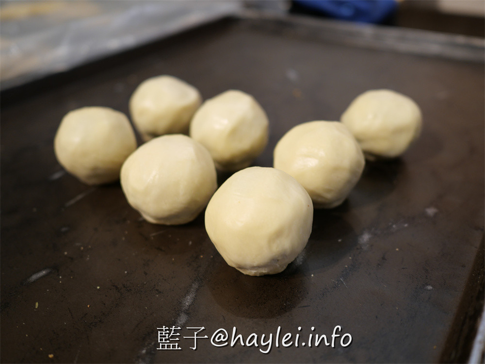 馥漫麵包花園2023中秋禮盒來了！首重用料實在且價格優惠的禮盒只要217起，好看又大方，送禮自用兩相宜~於7/1-7/31期間購買指定中秋禮盒享85折！現在旺萊兔禮盒只要$225、香頌禮盒只要$452、流心禮盒也只要$217，平價實惠的送禮首選～台中美食/台中月餅/中秋節禮盒推薦/八八節送禮推薦/台中伴手禮推薦/馥漫麵包花園中秋節優惠/藍子愛美食 中式料理 攝影 民生資訊分享 飲食集錦 