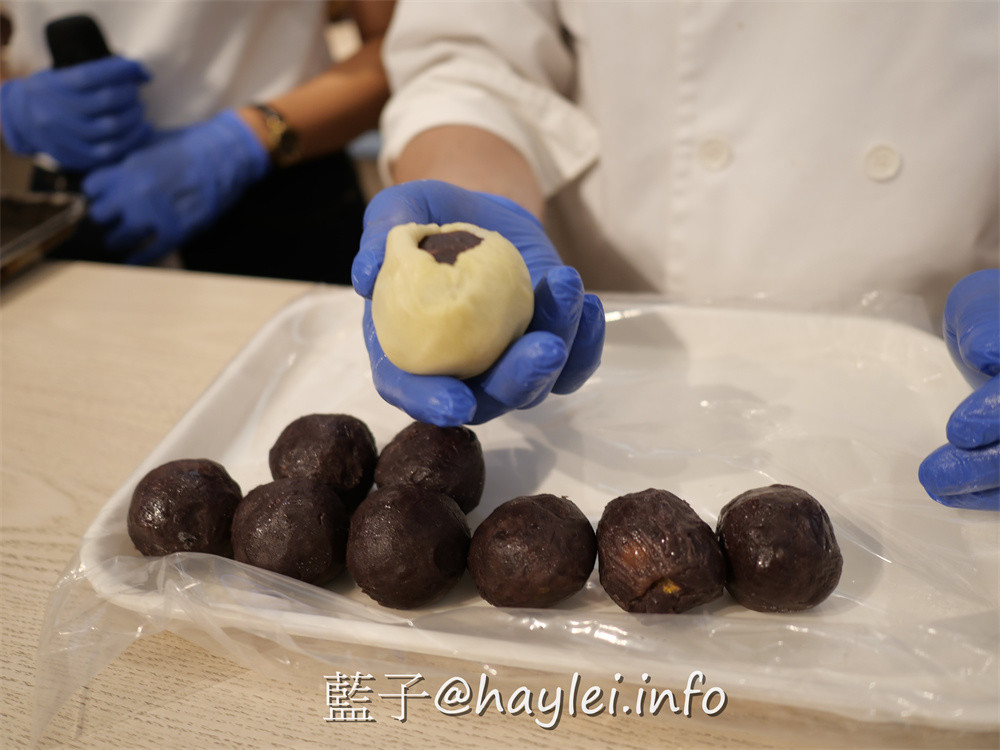 馥漫麵包花園2023中秋禮盒來了！首重用料實在且價格優惠的禮盒只要217起，好看又大方，送禮自用兩相宜~於7/1-7/31期間購買指定中秋禮盒享85折！現在旺萊兔禮盒只要$225、香頌禮盒只要$452、流心禮盒也只要$217，平價實惠的送禮首選～台中美食/台中月餅/中秋節禮盒推薦/八八節送禮推薦/台中伴手禮推薦/馥漫麵包花園中秋節優惠/藍子愛美食 中式料理 攝影 民生資訊分享 飲食集錦 