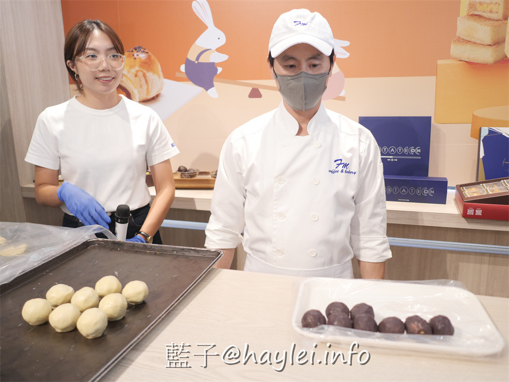 馥漫麵包花園2023中秋禮盒來了！首重用料實在且價格優惠的禮盒只要217起，好看又大方，送禮自用兩相宜~於7/1-7/31期間購買指定中秋禮盒享85折！現在旺萊兔禮盒只要$225、香頌禮盒只要$452、流心禮盒也只要$217，平價實惠的送禮首選～台中美食/台中月餅/中秋節禮盒推薦/八八節送禮推薦/台中伴手禮推薦/馥漫麵包花園中秋節優惠/藍子愛美食 中式料理 攝影 民生資訊分享 飲食集錦 