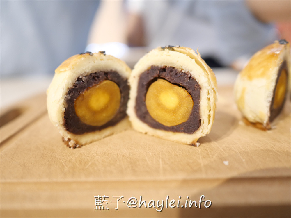 馥漫麵包花園2023中秋禮盒來了!首重用料實在且價格優惠的禮盒只要217起,好看又大方,送禮自用兩相宜~於7/1-7/31期間購買指定中秋禮盒享85折!現在旺萊兔禮盒只要$225、香頌禮盒只要$452、流心禮盒也只要$217,平價實惠的送禮首選~台中美食/台中月餅/中秋節禮盒推薦/八八節送禮推薦/台中伴手禮推薦/馥漫麵包花園中秋節優惠/藍子愛美食 中式料理 攝影 民生資訊分享 飲食集錦