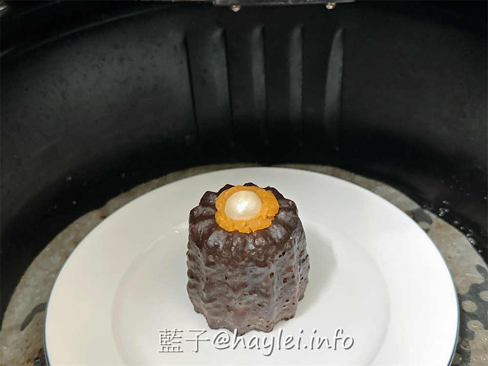 中秋伴手禮新選擇－月之鈴中秋禮盒，J.K可麗露將法國知名點心天使鈴噹融進中秋元素的月之鈴以蜂蜜蛋黃內餡加上潔白的巧克力珍珠映出了節日氛圍，美味的可麗露外脆內Q口感美味，很適合當中秋禮盒呢～宅配美食/J•K Canelé伴手禮推薦/中秋送禮/台北美食/陽明山美食/藍子愛美食/台北最好吃的可麗露/陽明山朱里昂kitchen&cafe&icecream/朱里昂法式廚房 宅配食記 攝影 民生資訊分享 飲食集錦 