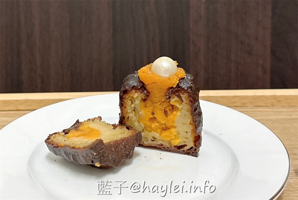 中秋伴手禮新選擇－月之鈴中秋禮盒，J.K可麗露將法國知名點心天使鈴噹融進中秋元素的月之鈴以蜂蜜蛋黃內餡加上潔白的巧克力珍珠映出了節日氛圍，美味的可麗露外脆內Q口感美味，很適合當中秋禮盒呢～宅配美食/J•K Canelé伴手禮推薦/中秋送禮/台北美食/陽明山美食/藍子愛美食/台北最好吃的可麗露/陽明山朱里昂kitchen&cafe&icecream/朱里昂法式廚房 宅配食記 攝影 民生資訊分享 飲食集錦 