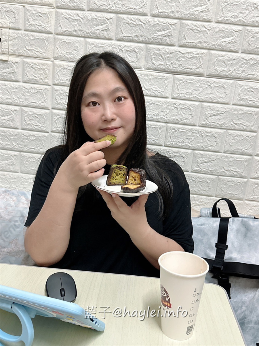中秋伴手禮新選擇－月之鈴中秋禮盒，J.K可麗露將法國知名點心天使鈴噹融進中秋元素的月之鈴以蜂蜜蛋黃內餡加上潔白的巧克力珍珠映出了節日氛圍，美味的可麗露外脆內Q口感美味，很適合當中秋禮盒呢～宅配美食/J•K Canelé伴手禮推薦/中秋送禮/台北美食/陽明山美食/藍子愛美食/台北最好吃的可麗露/陽明山朱里昂kitchen&cafe&icecream/朱里昂法式廚房 宅配食記 攝影 民生資訊分享 飲食集錦 