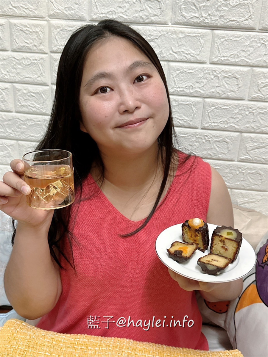 中秋伴手禮新選擇－月之鈴中秋禮盒，J.K可麗露將法國知名點心天使鈴噹融進中秋元素的月之鈴以蜂蜜蛋黃內餡加上潔白的巧克力珍珠映出了節日氛圍，美味的可麗露外脆內Q口感美味，很適合當中秋禮盒呢～宅配美食/J•K Canelé伴手禮推薦/中秋送禮/台北美食/陽明山美食/藍子愛美食/台北最好吃的可麗露/陽明山朱里昂kitchen&cafe&icecream/朱里昂法式廚房 宅配食記 攝影 民生資訊分享 飲食集錦 