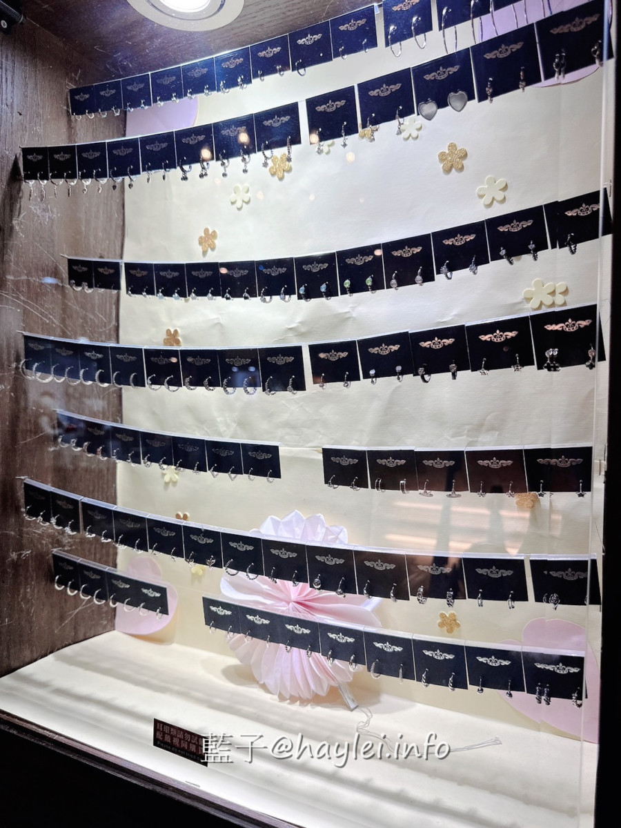 新竹市東區-破銅爛鐵飾品店|台灣原創設計純銀飾品專賣店-店內飾品精美且種類眾多,不論送禮(生日禮物/情人節禮物)或自用都有很大的選擇空間,還提供代客穿耳服務唷~ 彩妝品 彩妝品分享 攝影 民生資訊分享 穿搭分享
