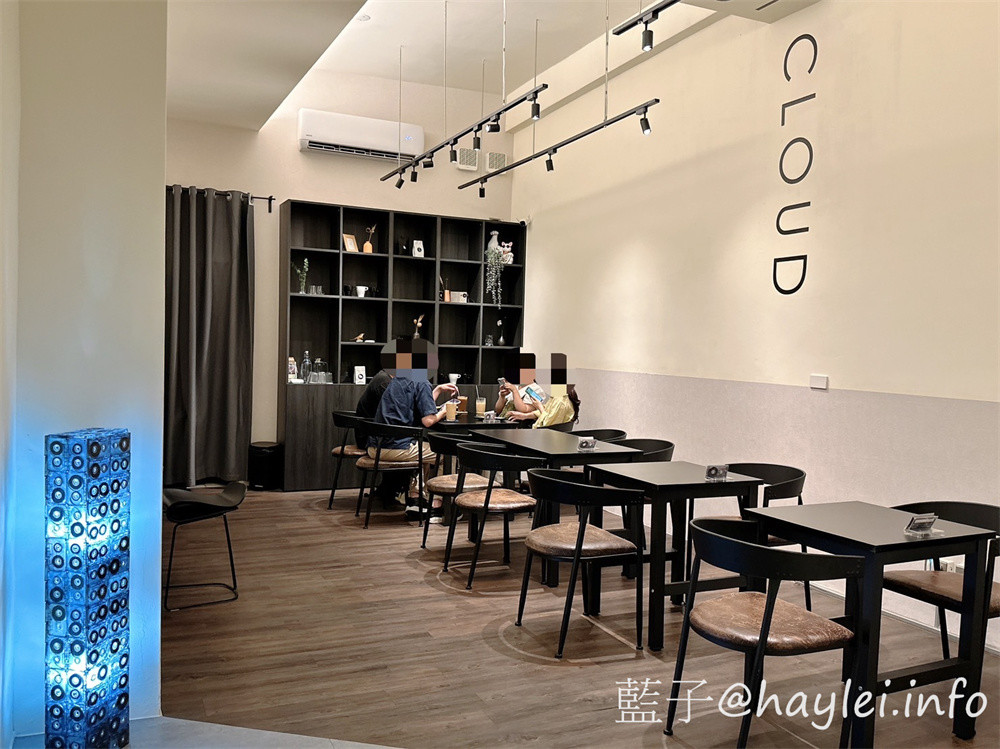 台中西屯區/湮云 Lostcloud Cafe-精品咖啡跟手作甜點都很美味,復古收音機與卡帶等特色主題裝潢十分吸睛,親友歡聚在這,邊享受美味甜點、邊共聊生活趣事,不亦美哉~招牌雲朵系列飲品好看又好喝!義式檸檬塔、生巧克力跟提拉米蘇等手工甜點推薦必吃~台中美食/台中咖啡廳/台中特色咖啡廳/藍子愛美食 國內旅遊 攝影 民生資訊分享 飲食集錦