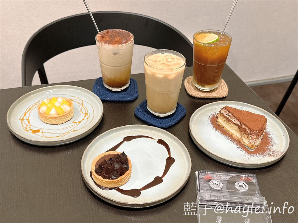 台中西屯區/湮云 Lostcloud Cafe-精品咖啡跟手作甜點都很美味,復古收音機與卡帶等特色主題裝潢十分吸睛,親友歡聚在這,邊享受美味甜點、邊共聊生活趣事,不亦美哉~招牌雲朵系列飲品好看又好喝!義式檸檬塔、生巧克力跟提拉米蘇等手工甜點推薦必吃~台中美食/台中咖啡廳/台中特色咖啡廳/藍子愛美食 國內旅遊 攝影 民生資訊分享 飲食集錦