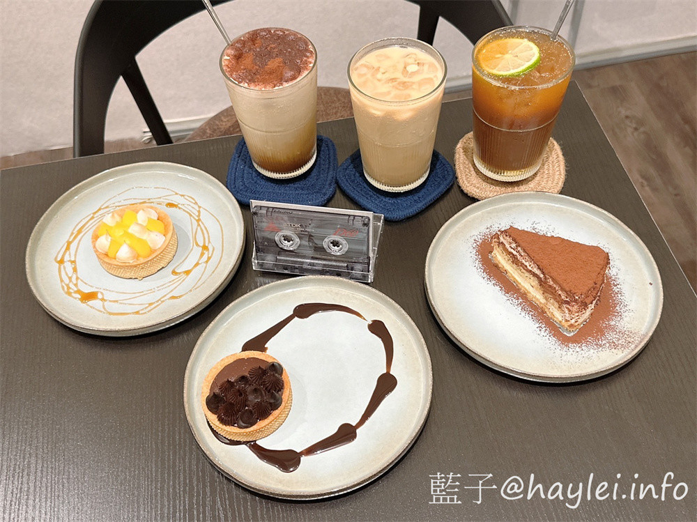 台中西屯區/湮云 Lostcloud Cafe-精品咖啡跟手作甜點都很美味,復古收音機與卡帶等特色主題裝潢十分吸睛,親友歡聚在這,邊享受美味甜點、邊共聊生活趣事,不亦美哉~招牌雲朵系列飲品好看又好喝!義式檸檬塔、生巧克力跟提拉米蘇等手工甜點推薦必吃~台中美食/台中咖啡廳/台中特色咖啡廳/藍子愛美食 國內旅遊 攝影 民生資訊分享 飲食集錦