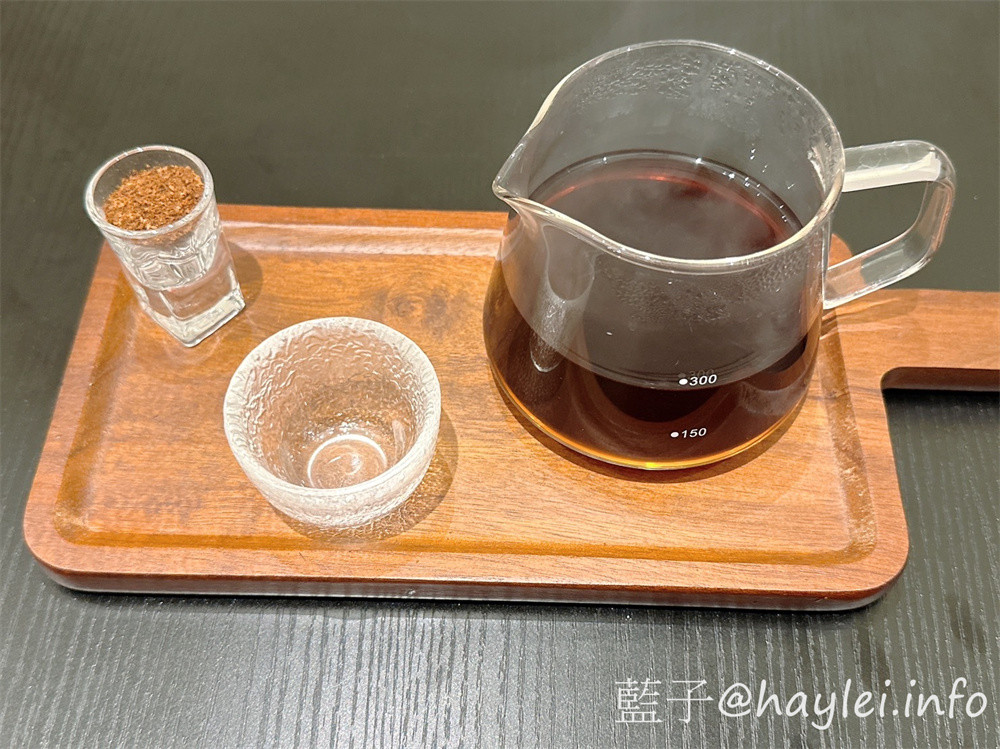 台中西屯區/湮云 Lostcloud Cafe-精品咖啡跟手作甜點都很美味,復古收音機與卡帶等特色主題裝潢十分吸睛,親友歡聚在這,邊享受美味甜點、邊共聊生活趣事,不亦美哉~招牌雲朵系列飲品好看又好喝!義式檸檬塔、生巧克力跟提拉米蘇等手工甜點推薦必吃~台中美食/台中咖啡廳/台中特色咖啡廳/藍子愛美食 國內旅遊 攝影 民生資訊分享 飲食集錦