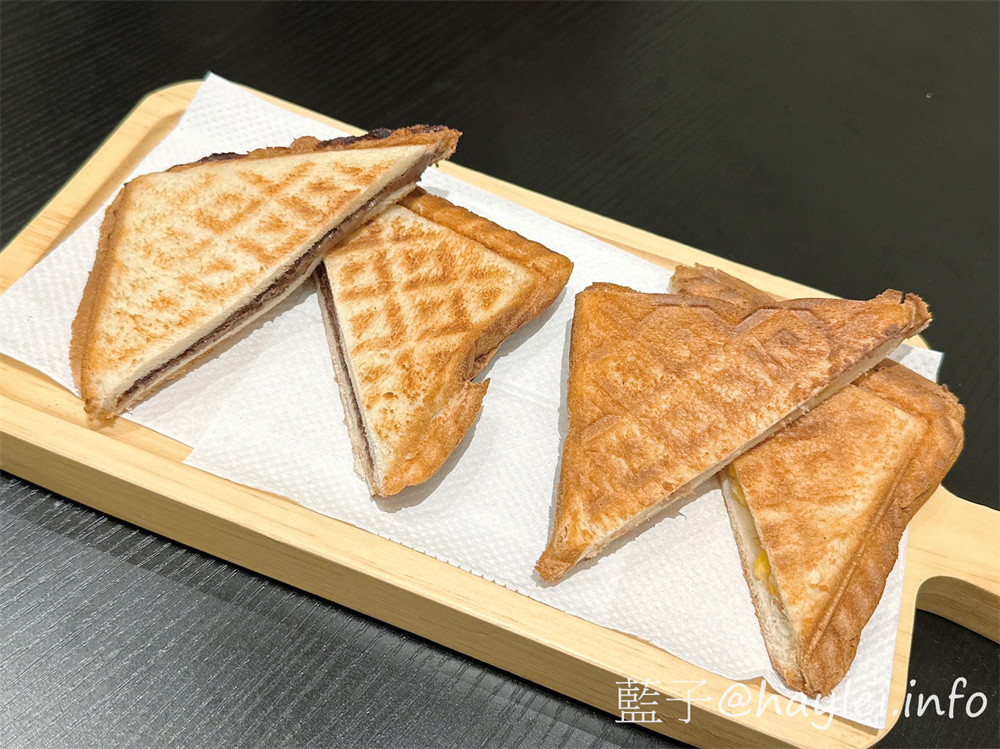 台中西屯區/湮云 Lostcloud Cafe-精品咖啡跟手作甜點都很美味,復古收音機與卡帶等特色主題裝潢十分吸睛,親友歡聚在這,邊享受美味甜點、邊共聊生活趣事,不亦美哉~招牌雲朵系列飲品好看又好喝!義式檸檬塔、生巧克力跟提拉米蘇等手工甜點推薦必吃~台中美食/台中咖啡廳/台中特色咖啡廳/藍子愛美食 國內旅遊 攝影 民生資訊分享 飲食集錦
