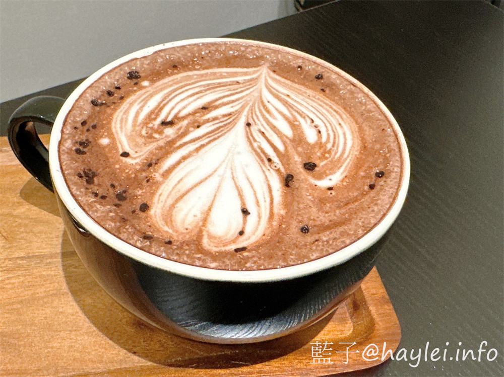 台中西屯區/湮云 Lostcloud Cafe-精品咖啡跟手作甜點都很美味,復古收音機與卡帶等特色主題裝潢十分吸睛,親友歡聚在這,邊享受美味甜點、邊共聊生活趣事,不亦美哉~招牌雲朵系列飲品好看又好喝!義式檸檬塔、生巧克力跟提拉米蘇等手工甜點推薦必吃~台中美食/台中咖啡廳/台中特色咖啡廳/藍子愛美食 國內旅遊 攝影 民生資訊分享 飲食集錦