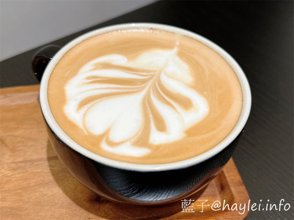 台中西屯區/湮云 Lostcloud Cafe-精品咖啡跟手作甜點都很美味,復古收音機與卡帶等特色主題裝潢十分吸睛,親友歡聚在這,邊享受美味甜點、邊共聊生活趣事,不亦美哉~招牌雲朵系列飲品好看又好喝!義式檸檬塔、生巧克力跟提拉米蘇等手工甜點推薦必吃~台中美食/台中咖啡廳/台中特色咖啡廳/藍子愛美食 國內旅遊 攝影 民生資訊分享 飲食集錦