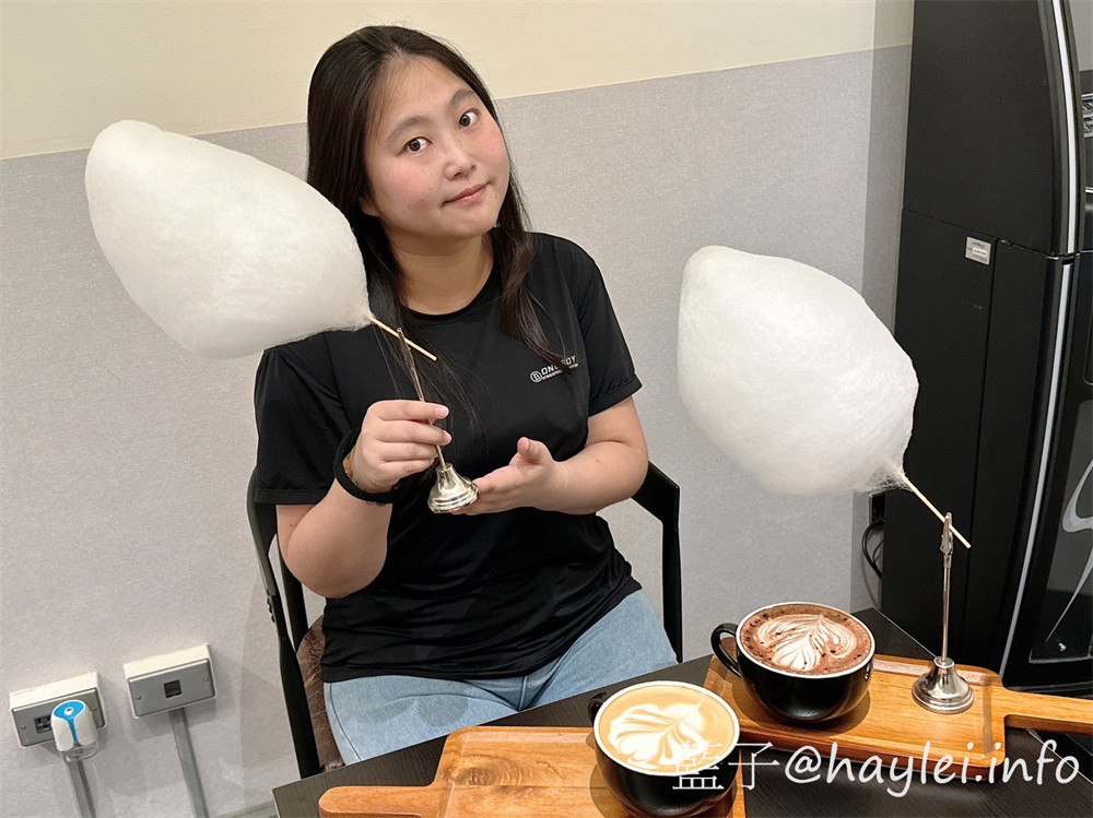 台中西屯區/湮云 Lostcloud Cafe-精品咖啡跟手作甜點都很美味,復古收音機與卡帶等特色主題裝潢十分吸睛,親友歡聚在這,邊享受美味甜點、邊共聊生活趣事,不亦美哉~招牌雲朵系列飲品好看又好喝!義式檸檬塔、生巧克力跟提拉米蘇等手工甜點推薦必吃~台中美食/台中咖啡廳/台中特色咖啡廳/藍子愛美食 國內旅遊 攝影 民生資訊分享 飲食集錦