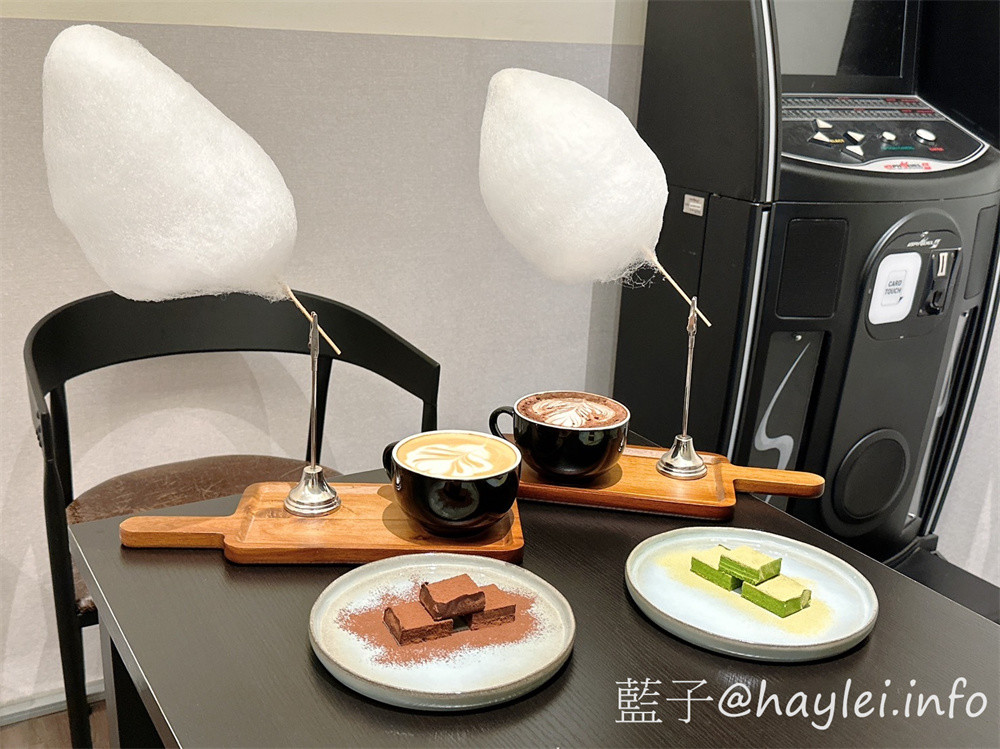 台中西屯區/湮云 Lostcloud Cafe－精品咖啡跟手作甜點都很美味，復古收音機與卡帶等特色主題裝潢十分吸睛，親友歡聚在這，邊享受美味甜點、邊共聊生活趣事，不亦美哉～招牌雲朵系列飲品好看又好喝！義式檸檬塔、生巧克力跟提拉米蘇等手工甜點推薦必吃～台中美食/台中咖啡廳/台中特色咖啡廳/藍子愛美食 國內旅遊 攝影 民生資訊分享 飲食集錦 